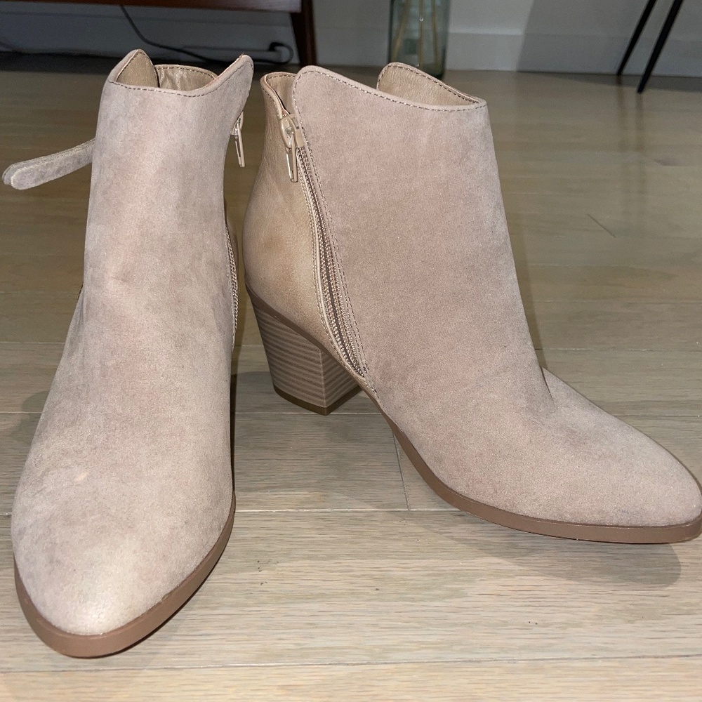 Suede tan/light brown booties
